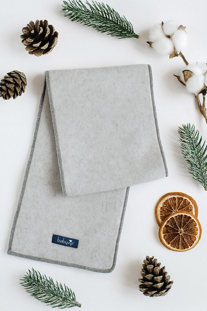 Sciarpa con etichetta Babyvip e profili in contrasto in differenti varianti