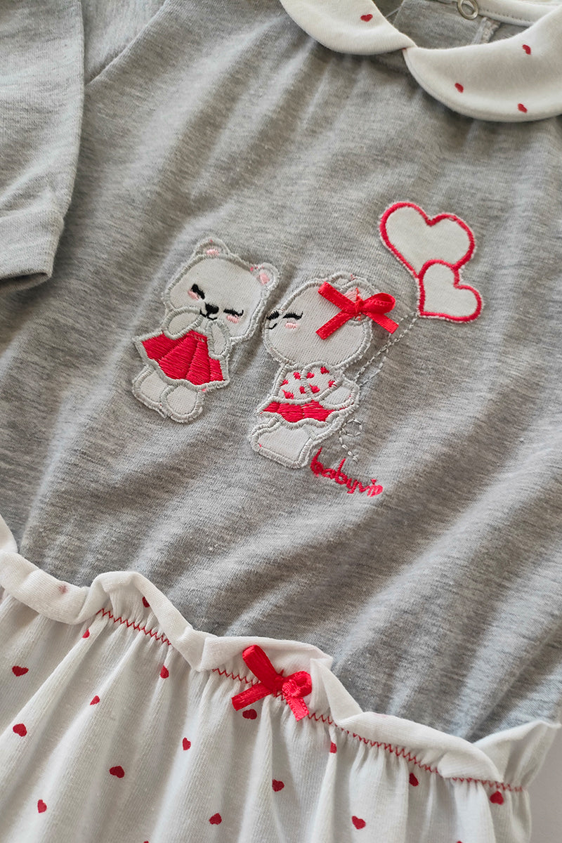 Tutina in cotone con ricamo e fiocchettini