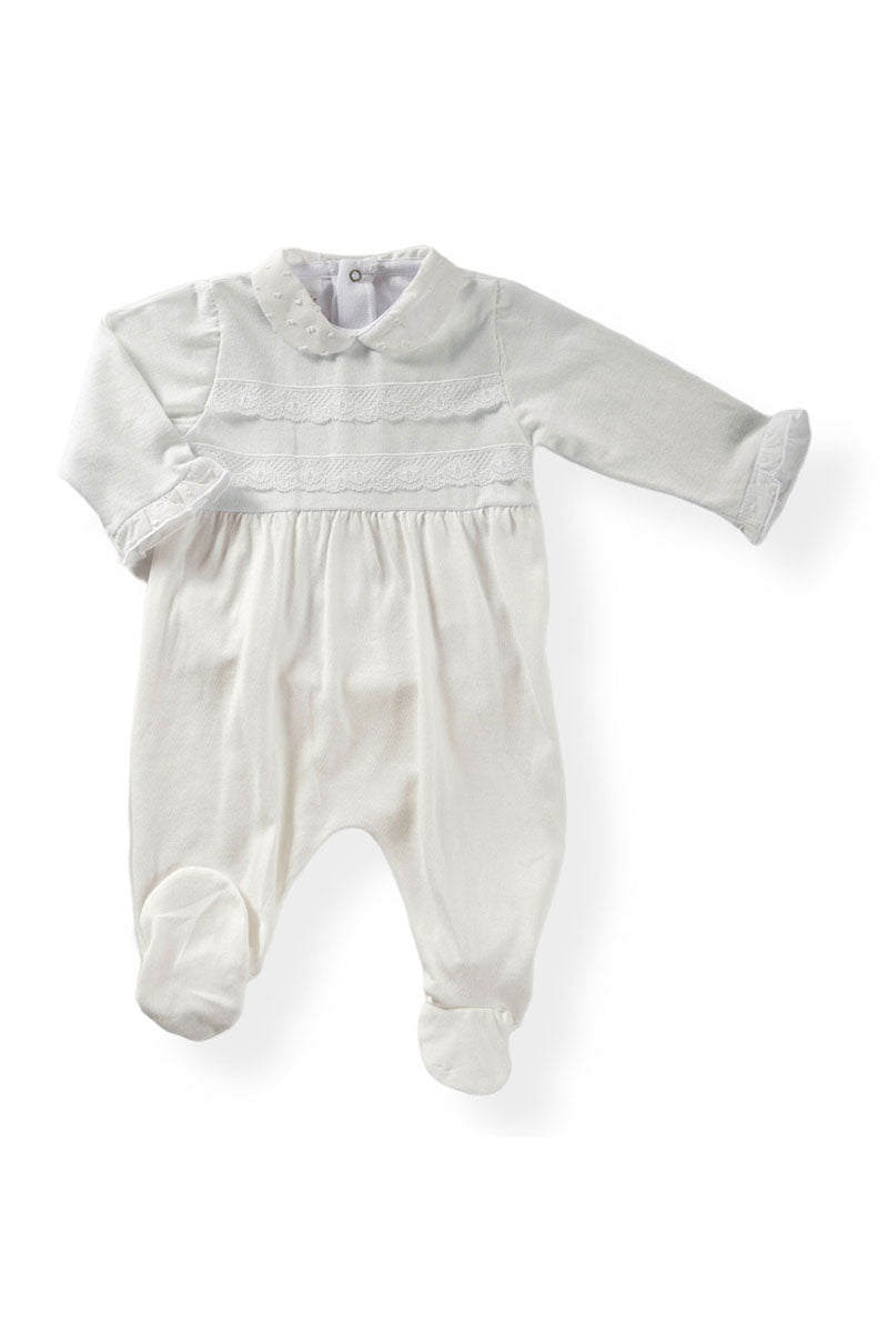 Tutina in jersey cotone con pizzo applicato ed inserti colletto e rouches maniche in tela di cotone plumetis