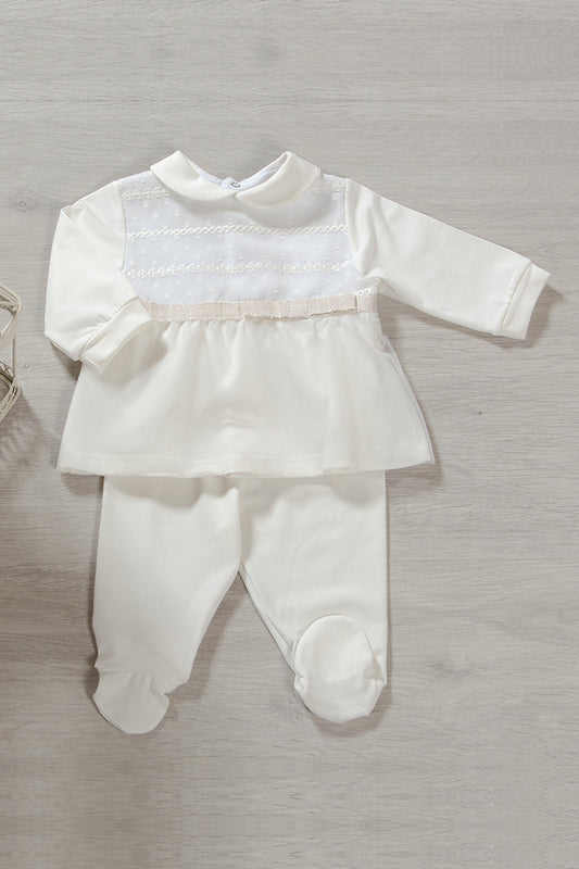 Completo 2 pezzi in cotone elasticizzato con inserto in tessuto ricamato in rilievo, taglio con arricciatura e tulle sovrapposto, nastro in gros grain con fili in oro e fiocco