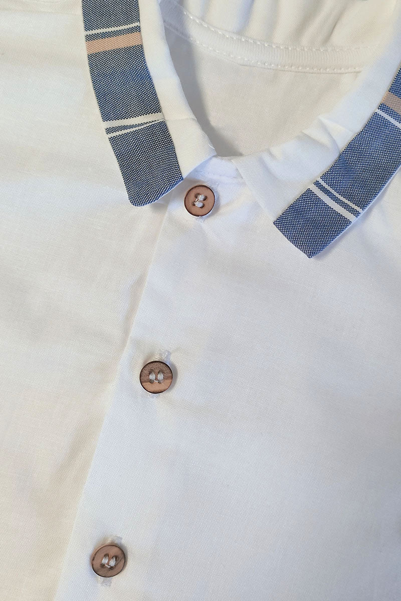 Camicia a manica lunga in tela di cotone con inserti in tela rigata, bottoni in contrasto in legno e maniche regolabili