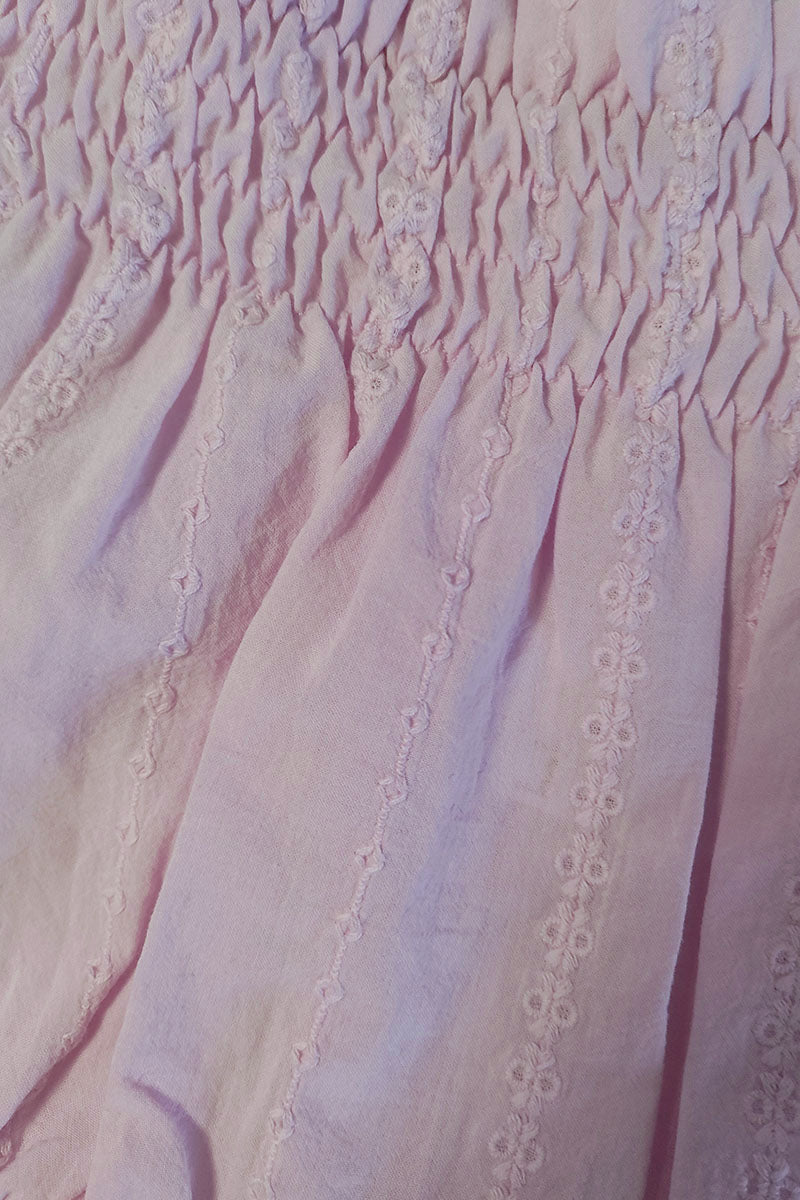 Body a camicia in mussola di cotone fantasia provenzale con profilo in contrasto al colletto in tela ricamata piega e bottoncini in madreperla e Short in tela di cotone ricamata con punto smock in vita e rouches al giro gamba