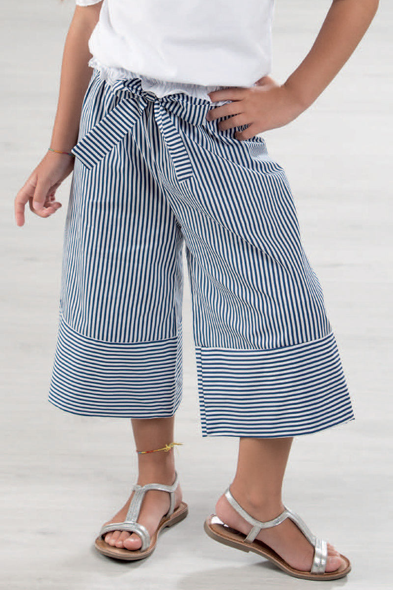 Pantalone modello culotte in tela di cotone rigata con cintura in tessuto e taglio sul fondo