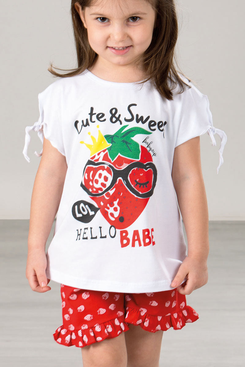 Completo in cotone elasticizzato con stampa, nodi sulle maniche e short fantasia fragoline con rouches sul fondo