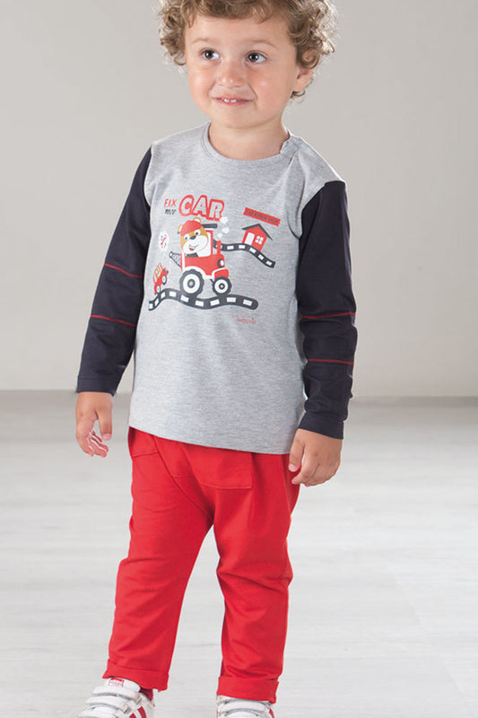 Completo con maglia e stampa in cotone elasticizzato, maniche e profili in contrasto e pantalone con tasche e risvolti sul fondo