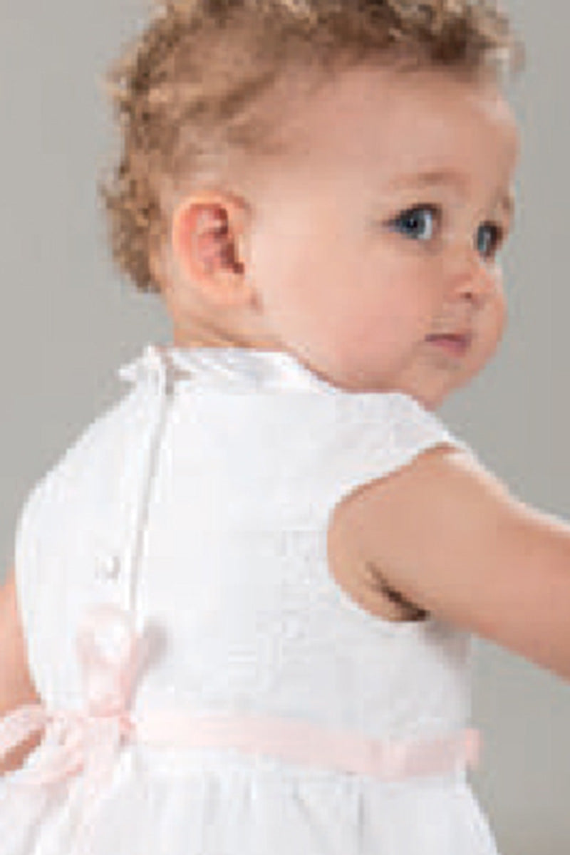 Vestitino in tela di cotone ricamata con colletto in raso, nastro in vita in gros grain con fiore ricamato centrale e tulle sovrapposto + Mutandina in tela di cotone bianca abbinata