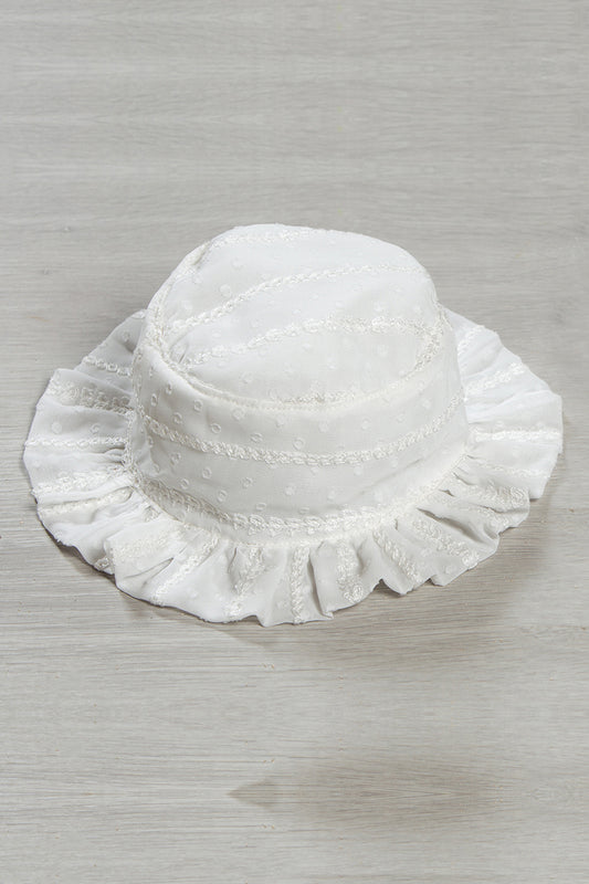 Cappellino in tessuto ricamato a rilievo con balza e fodera in cotone