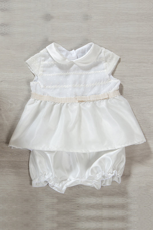 Completo 2 pezzi in raso con inserto in tessuto ricamato in rilievo, nastro in gros grain con fli in oro, taglio con arricciatura e tulle sovrapposto