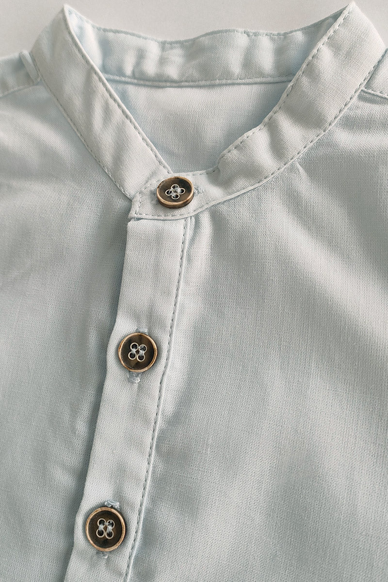 Camicia in tela di cotone con collo coreano, fenda e bottoncini in contrasto