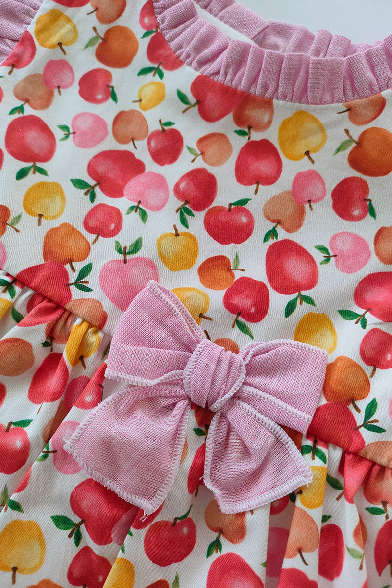 Vestitino in in tela di cotone fantasia mele con alette, rouches allo scollo e fiocco in tela di cotone effetto lino in contrasto
