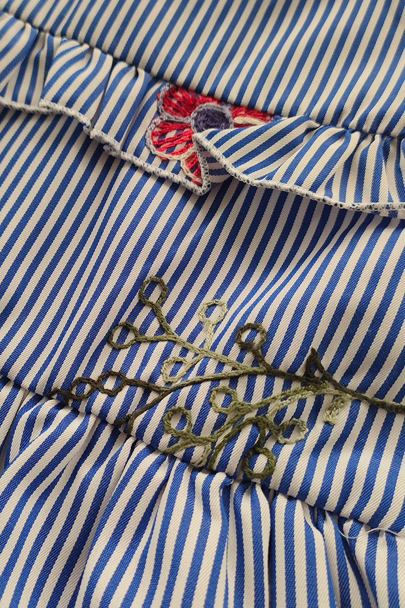 Vestitino in tessuto rigato con fiori ricamati