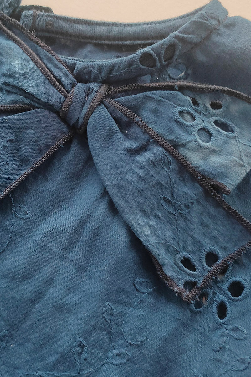 Vestitino in tela di cotone ricamata con fiocco e balza