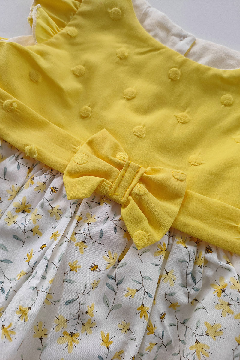 Vestitino in tela di cotone fantasia floreale e inserto in tessuto operato a pois con fiocco e mutandina abbinata