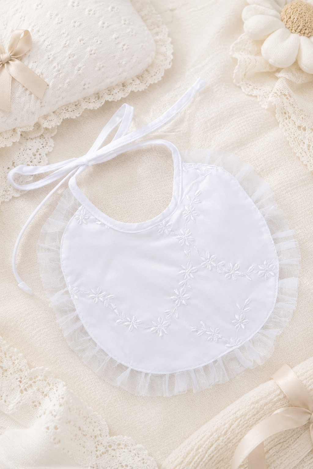 Bavetta in tela di cotone ricamata con rouches