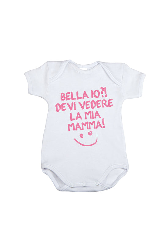 Body mezza manica in cotone con stampa "Bella io?! Devi vedere la mia mamma!"