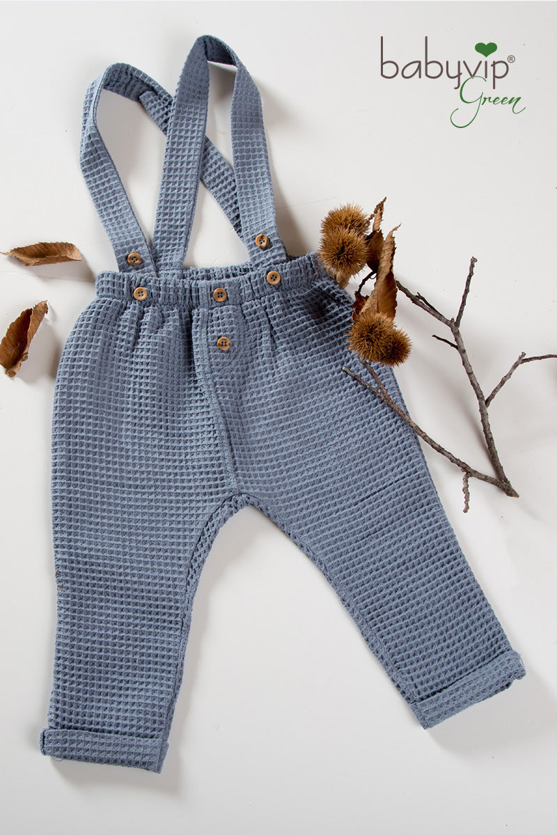 Pantalone con bretelle in cotone organico a nido d’ape con bottoni in contrasto e risvolti sul fondo