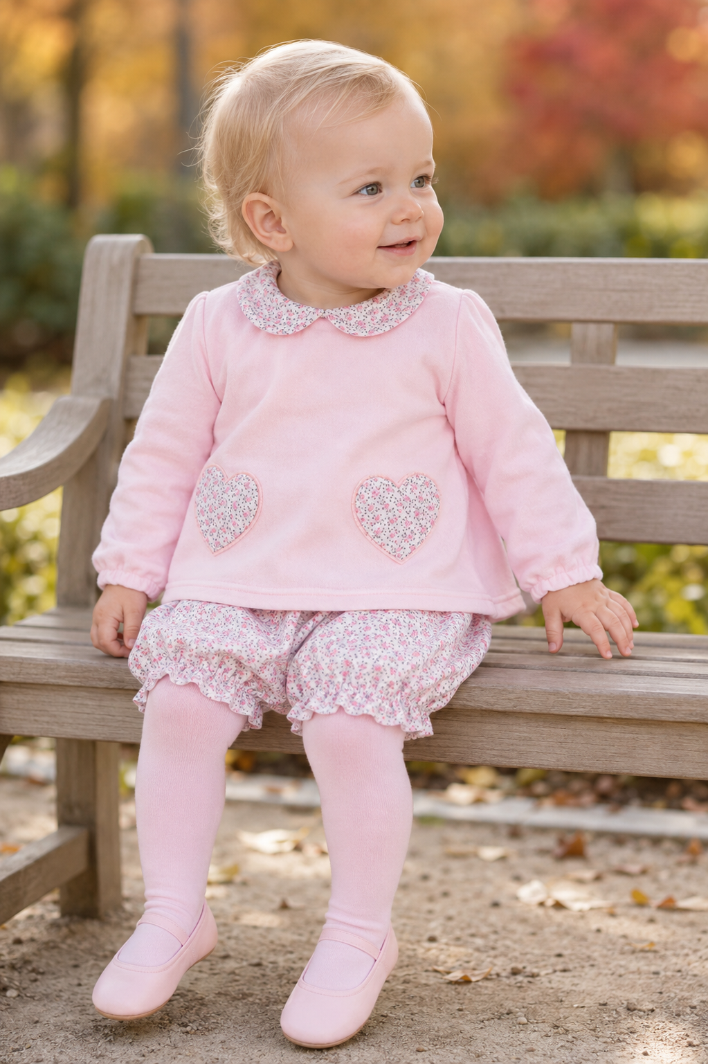 Completo 2 pezzi: Maglia in ciniglia con cuori e pantaloncino in vellutino floreale