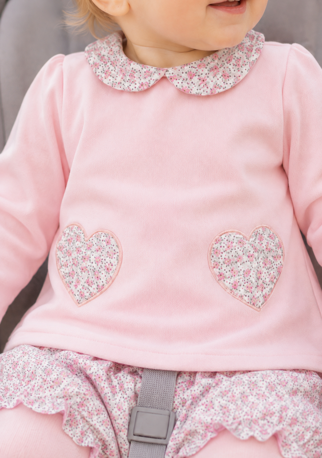 Completo 2 pezzi: Maglia in ciniglia con cuori e pantaloncino in vellutino floreale