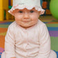 Cappellino in cotone caldo con rouches fiocchettino e scritta in strass