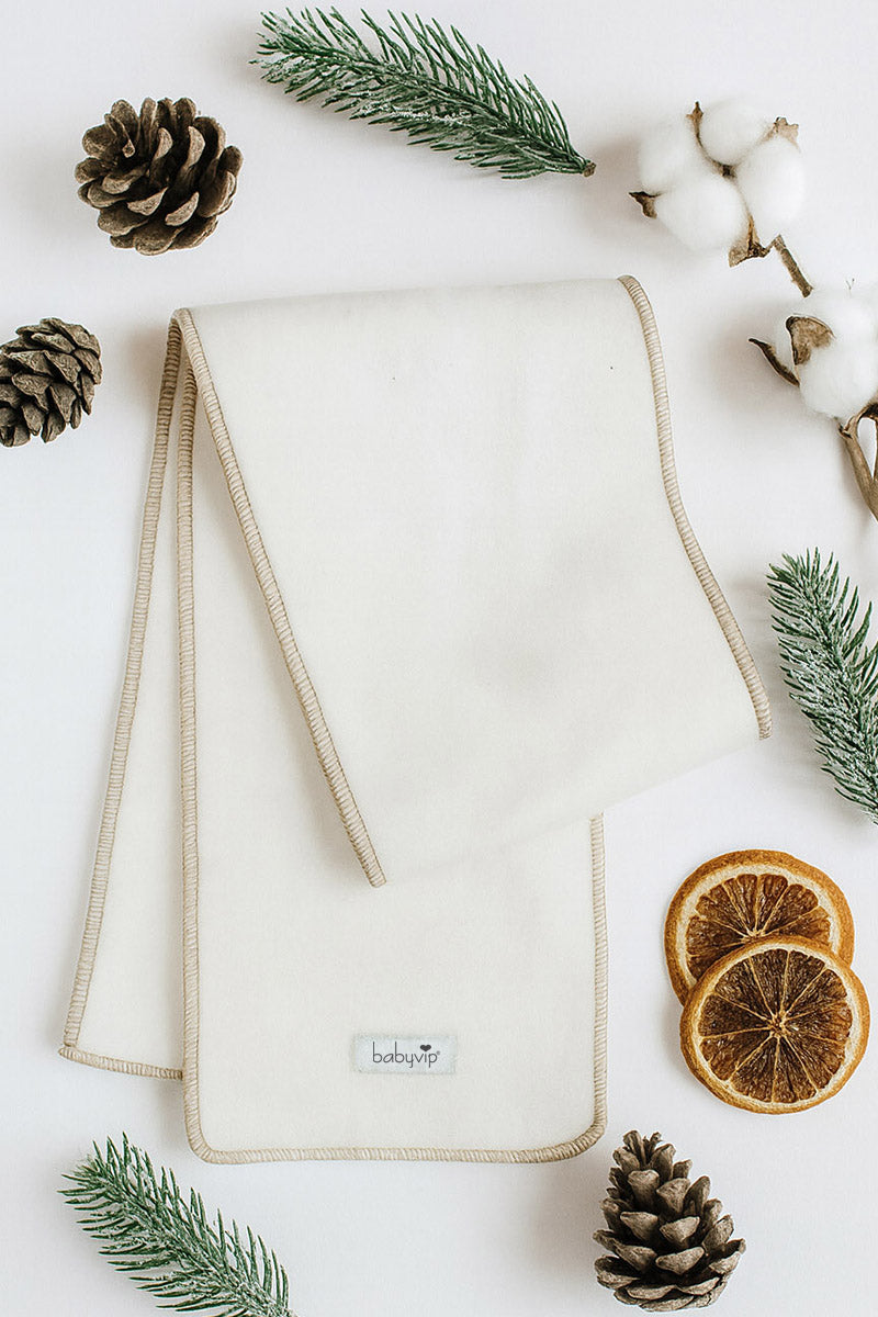 Sciarpa con etichetta Babyvip e profili in contrasto in differenti varianti