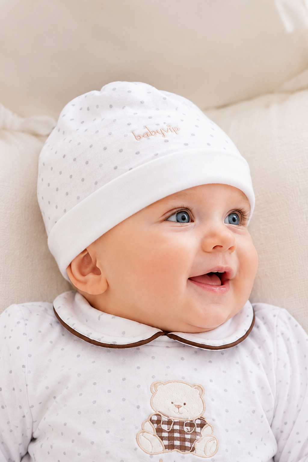 Cappellino in ciniglia a pois con ricamo