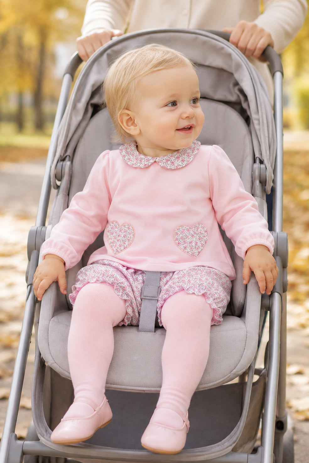 Completo 2 pezzi: Maglia in ciniglia con cuori e pantaloncino in vellutino floreale