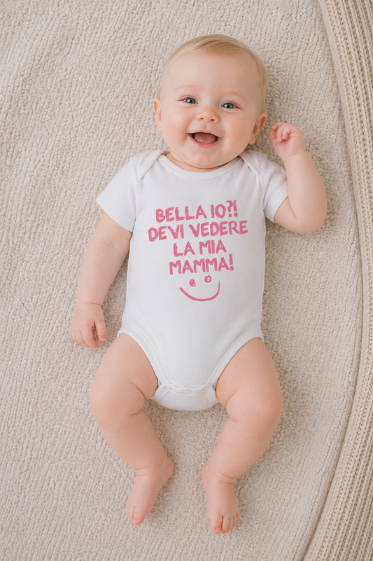 Body mezza manica in cotone con stampa "Bella io?! Devi vedere la mia mamma!"