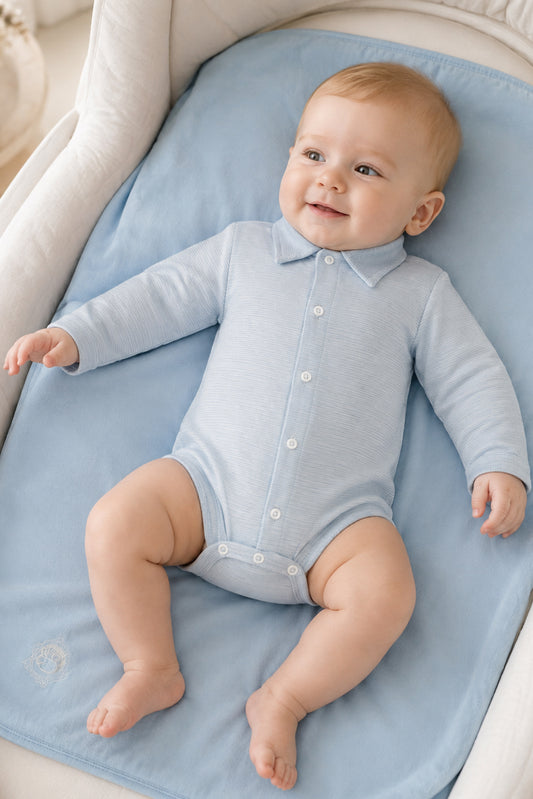 Pacchetto nascita 2 pezzi con body rigato con colletto e copertina in cotone con stampa