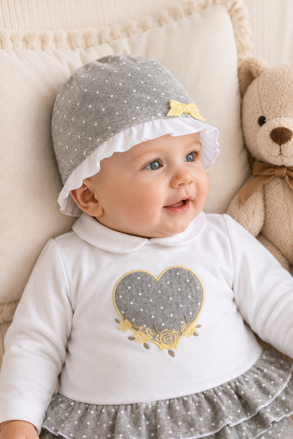 Cappellino in ciniglia a pois con rouches e nodino in velluto