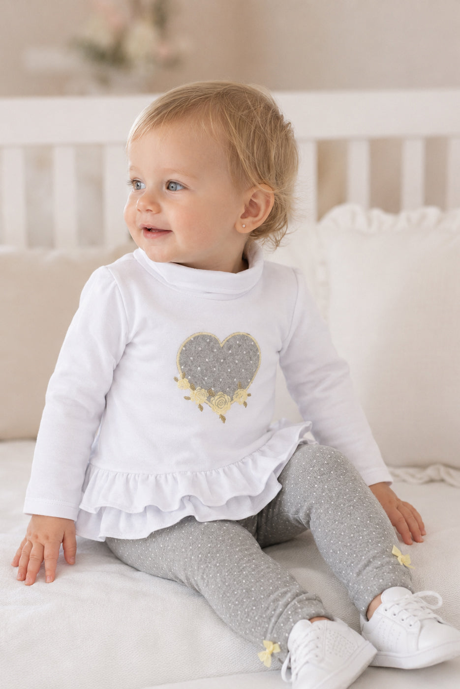 Completo: maglia a lupetto in bielastico garzato con ricamo cuore e balze + pantalone in ciniglia a pois