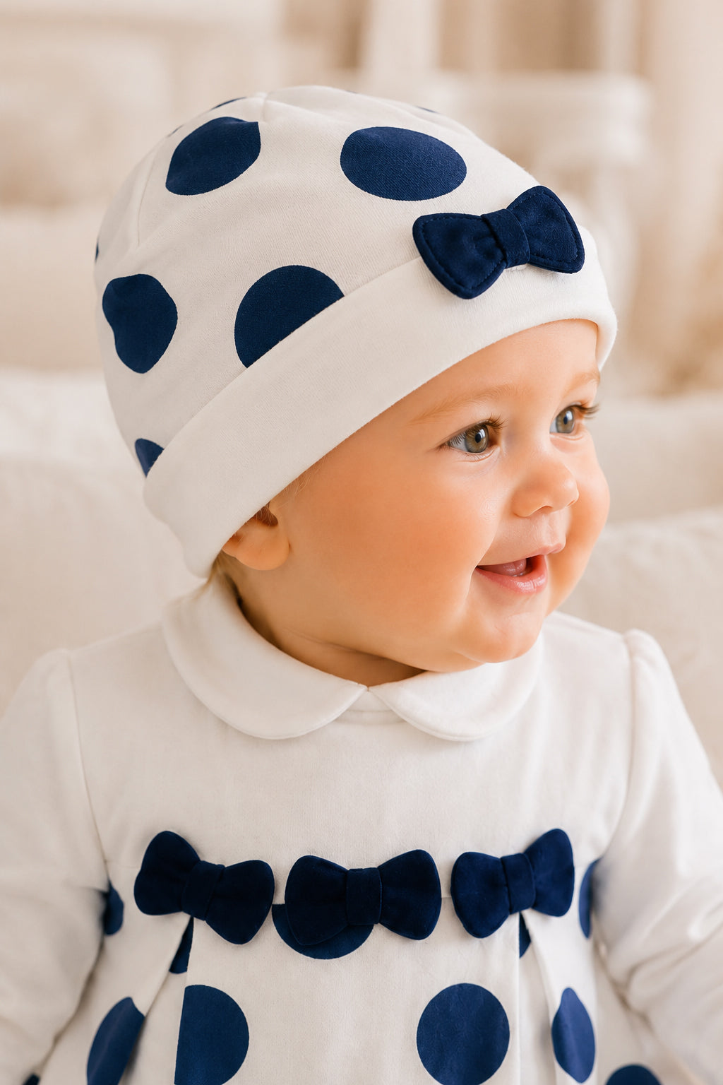 Cappellino in felpa garzata a pois con fiocco