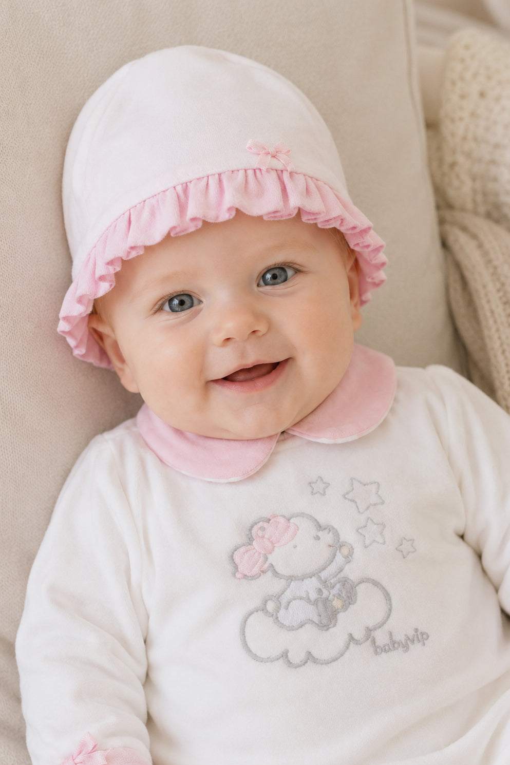 Cappellino in ciniglia con rouches