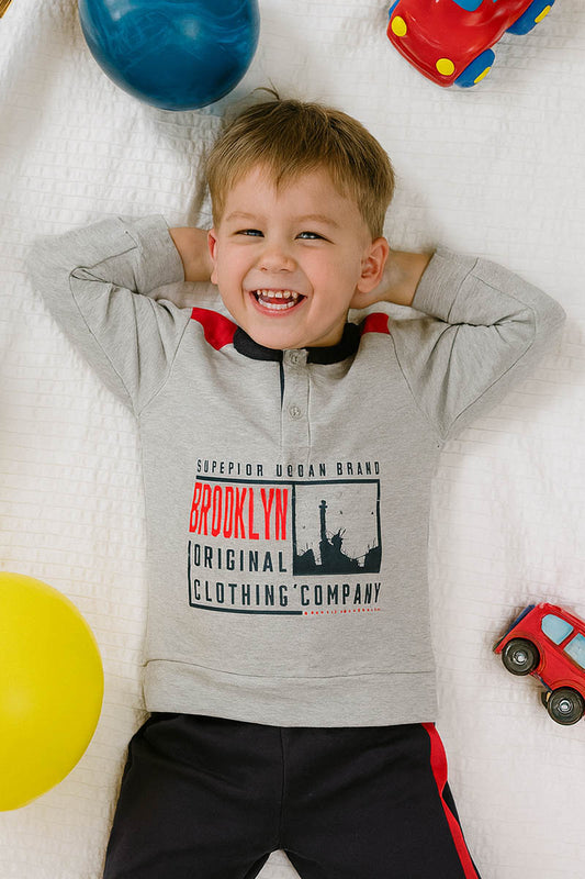 Pigiama in caldo cotone con stampa, fenda, bande su spalla e pantalone in contrasto