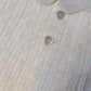 Completo 2 pezzi in maglia con pizzetto applicato, bottoni in madreperla e colletto sagomato + ghettina senza piedino in tessuto lino con rouches al fondo