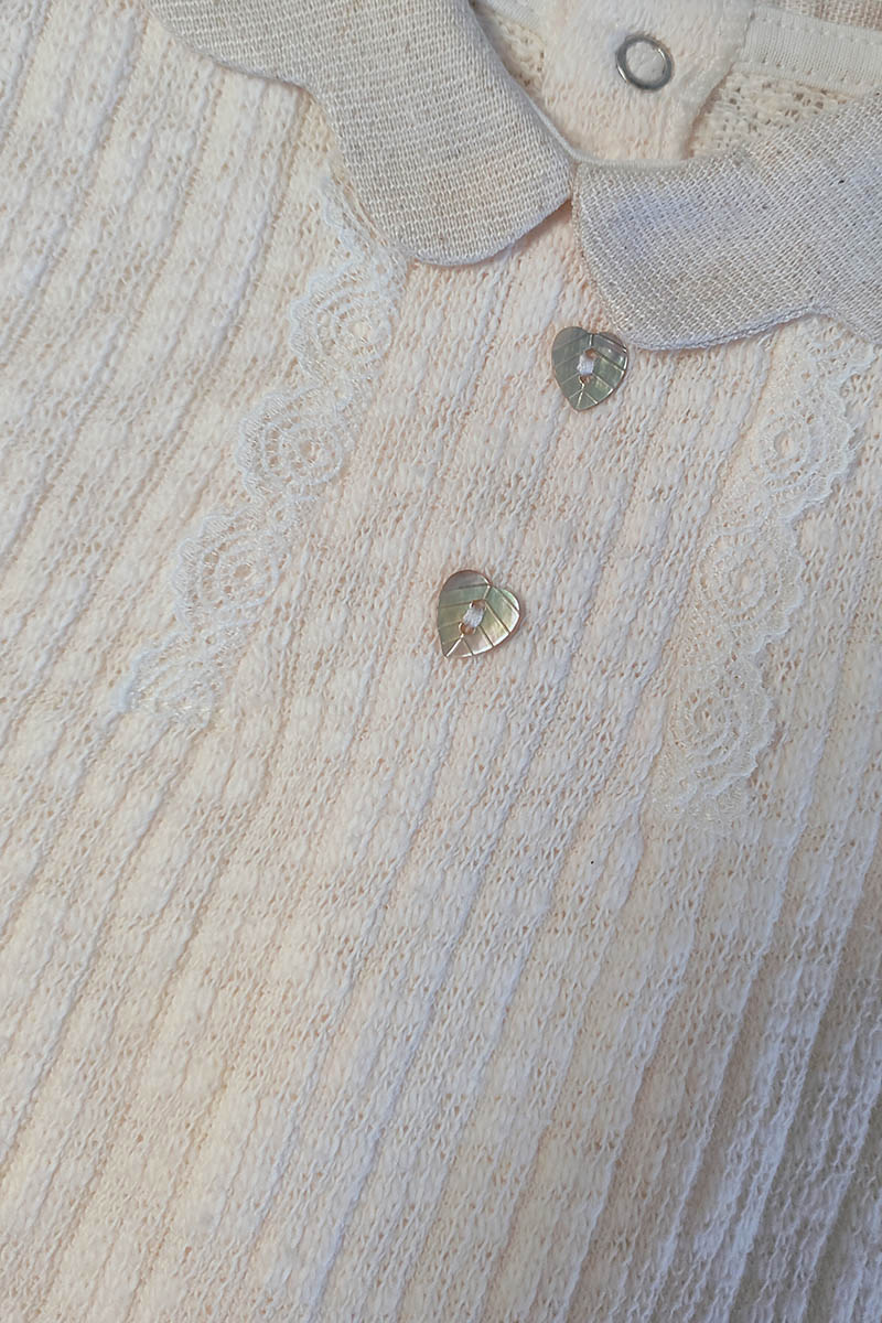 Completo 2 pezzi in maglia con pizzetto applicato, bottoni in madreperla e colletto sagomato + ghettina senza piedino in tessuto lino con rouches al fondo