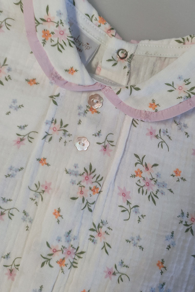 Body a camicia in mussola di cotone fantasia provenzale con profilo in contrasto al colletto in tela ricamata piega e bottoncini in madreperla e Short in tela di cotone ricamata con punto smock in vita e rouches al giro gamba
