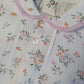 Body a camicia in mussola di cotone fantasia provenzale con profilo in contrasto al colletto in tela ricamata, piega e bottoncini in madreperla