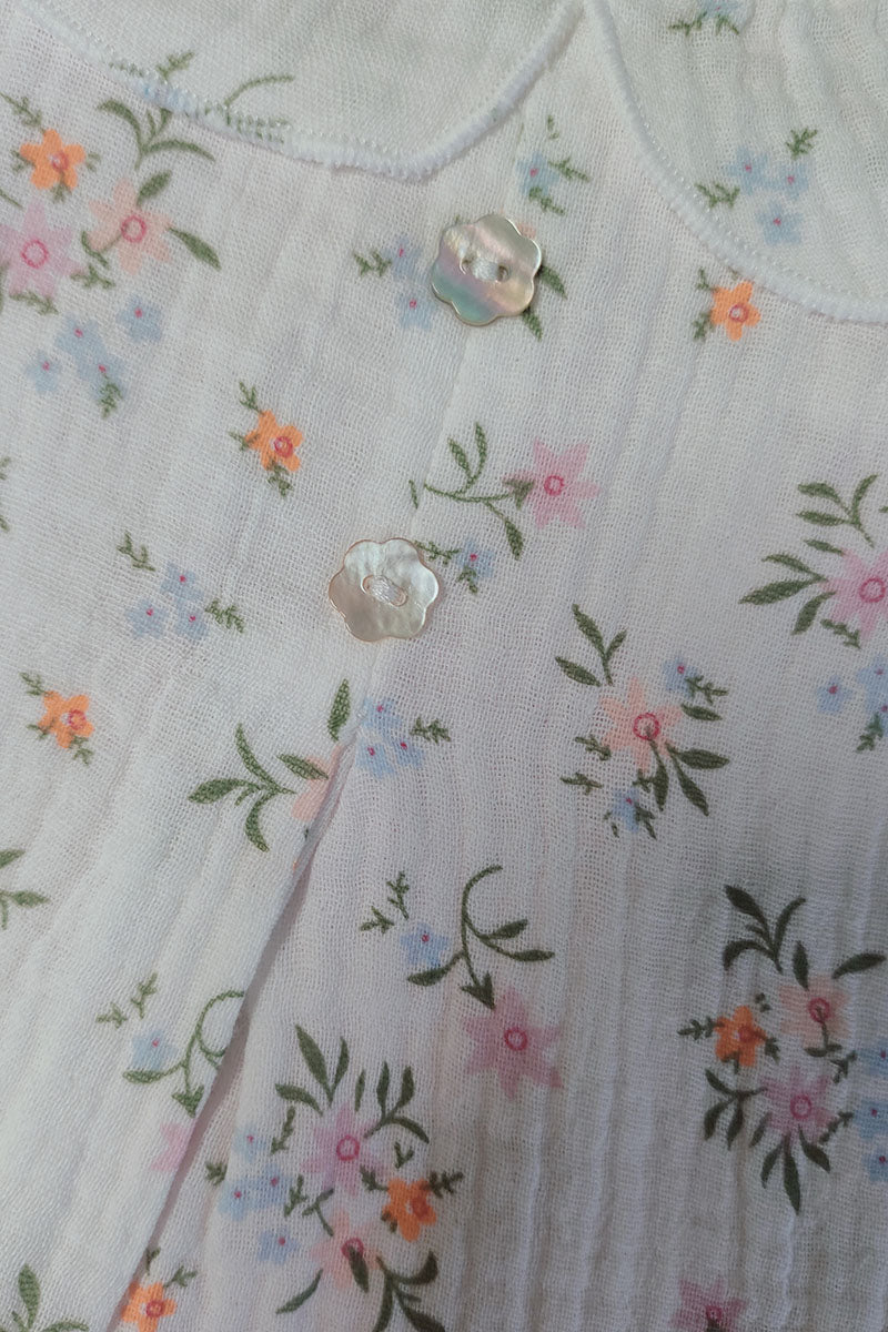 Completo 2 pezzi: Camicia in mussola di cotone fantasia provenzale con colletto, piega, bottoncini in madreperla e maniche a sbuffo + leggings in jersey elasticizzato con rouche al fondo fantasia