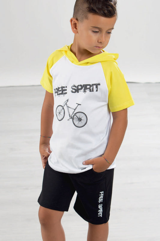Completo: T-shirt in cotone elasticizzato con cappuccio e stampa + Bermuda in felpina con tasche e stampa