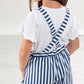 Salopette a pantaloncino in felpina rigata con balze e risvolti + t-shirt in jersey cotone con balze
