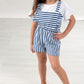 Salopette a pantaloncino in felpina rigata con balze e risvolti + t-shirt in jersey cotone con balze