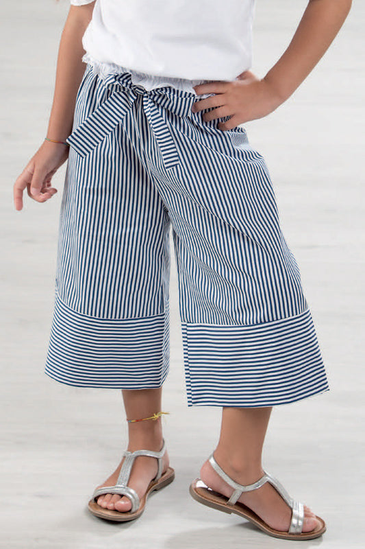 Pantalone modello culotte in tela di cotone rigata con cintura in tessuto e taglio sul fondo