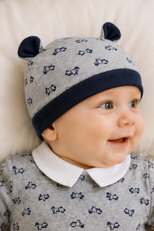 Cappellino in felpa garzata fantasia scooter