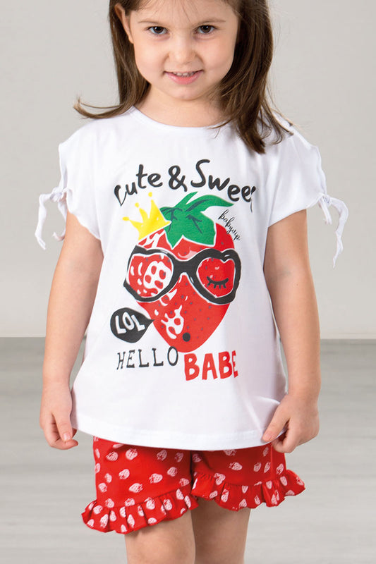Completo in cotone elasticizzato con stampa, nodi sulle maniche e short fantasia fragoline con rouches sul fondo