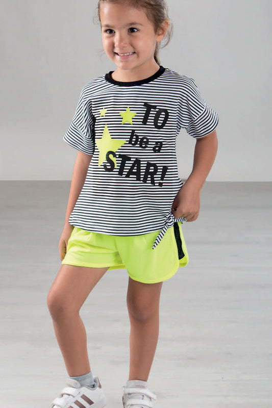Completo con t-shirt in cotone rigata con stampa stelle e nodo sul fondo - short in cotone elasticizzato con inserti a rete in contrasto