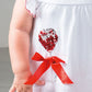 Completo: t-shirt in cotone con taglio carrè, paillettes reversibili e fiocco applicato + pinocchietto in cotone elasticizzato fantasia cuori con fiocchi sul fondo