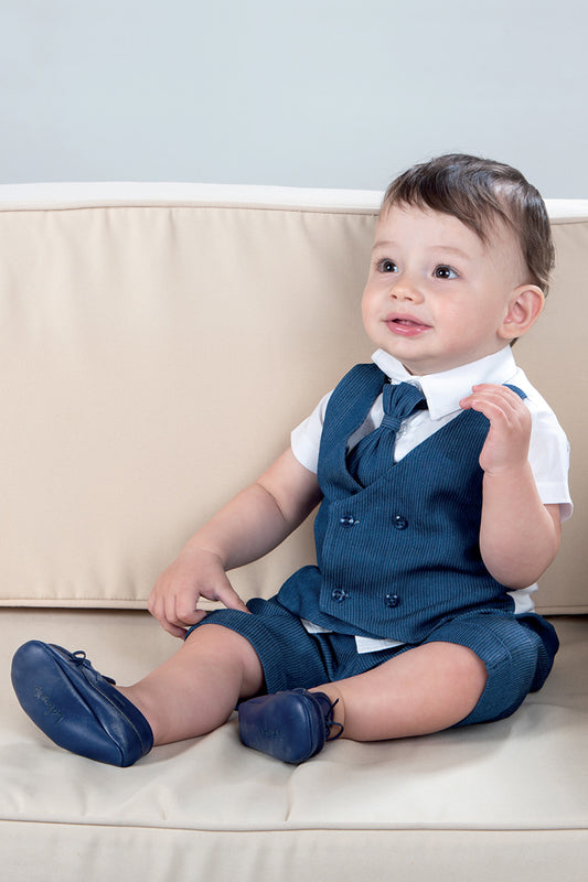 Completo 3 PezziI : Body a camicia in tela di cotone con cravattino staccabile + gilet doppio petto incorporato in tessuto gessato + bermuda con tasche e risvolti