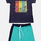 Completo mezza manica in cotone elasticizzato con stampa e pantaloncino con fascia laterale e coulisse in contrasto