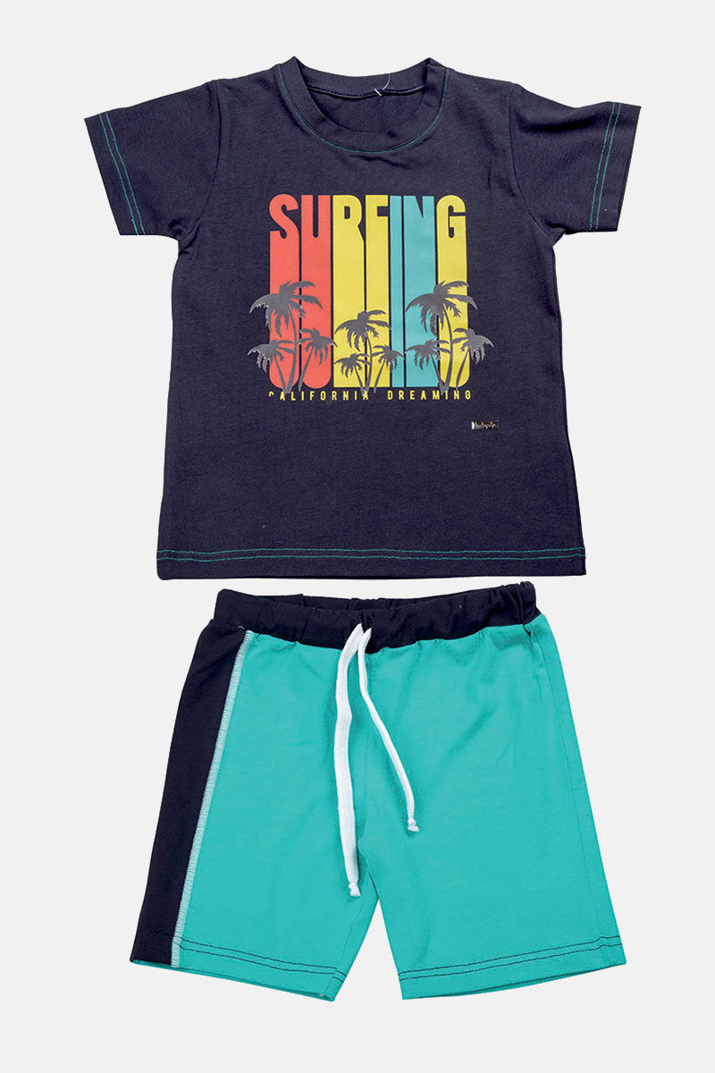 Completo mezza manica in cotone elasticizzato con stampa e pantaloncino con fascia laterale e coulisse in contrasto