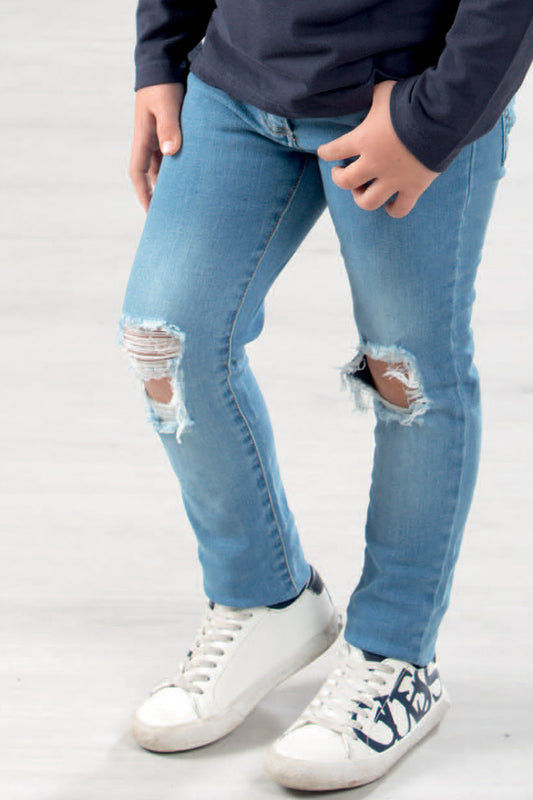 Jeans bimbo strappati e con abrasioni